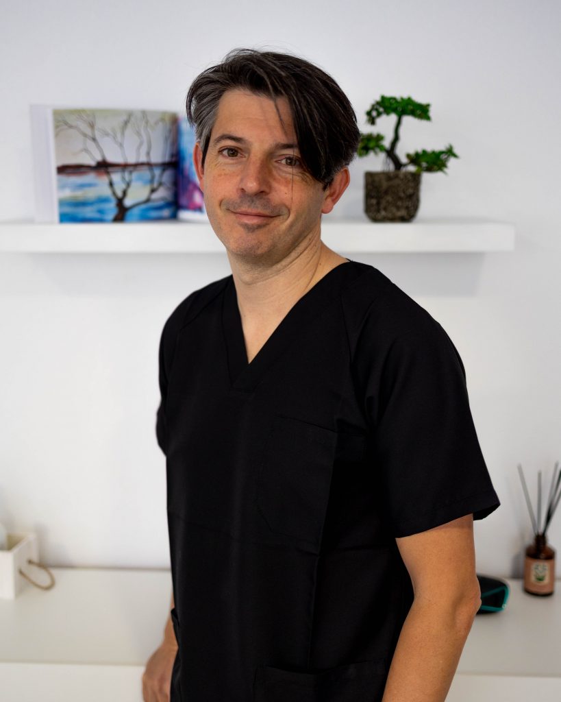 retrato frontal de medio cuerpo del osteópata Chema Mancheño