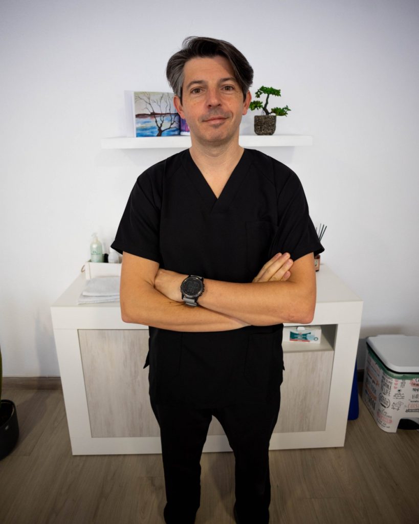 retrato frontal de medio cuerpo del osteópata Chema Mancheño